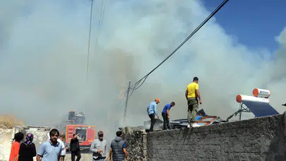 Kars'ta feci yangın: 2 ev ile 2 samanlık kül oldu!