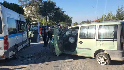Manisa'da servis minibüsü ile hafif ticari araç çarpıştı: 8'i öğrenci 9 yaralı