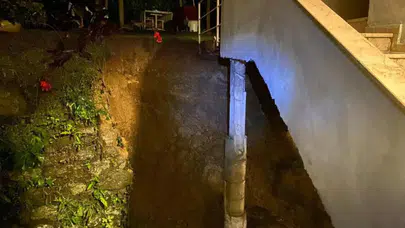 Artvin Hopa'da bir evin istinat duvarı çöktü