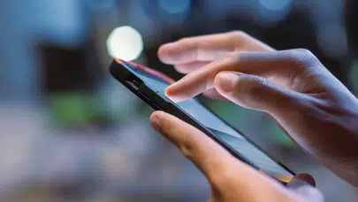 Okullarda akıllı telefon dönemi sona eriyor: 2026’dan itibaren yasaklanacak