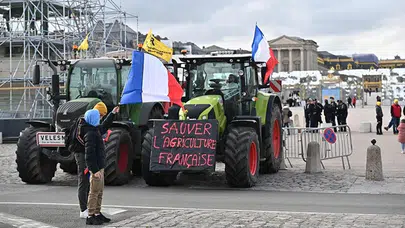 Fransız çiftçilerden sarayın önünde traktörlü eylem!