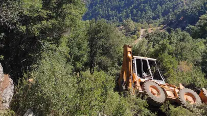 Manisa'da uçurumdan yuvarlanan kepçenin operatörü hayatını kaybetti!