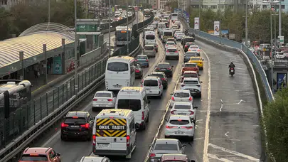 Okullar açıldı, İstanbul'da trafik felç oldu!
