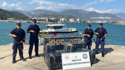 Mersin Anamur’da denizde bulunan kutulardan 28 bin 500 paket kaçak tütün çıktı