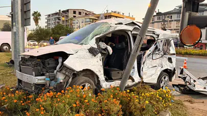 Antalya'da korkunç kaza! Midibüs ile hafif ticari araç çarpıştı: 6 yaralı!