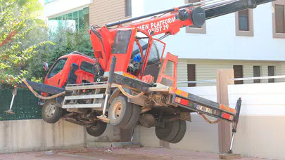 Antalya’da ağaç budama vinci yan yattı