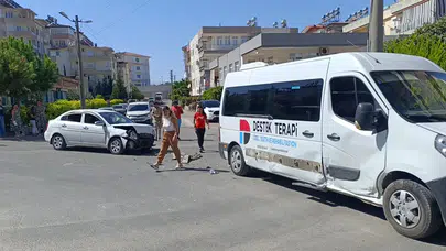 Antalya'da okul servisi ile otomobil çarpıştı: 2 kişi yaralandı!