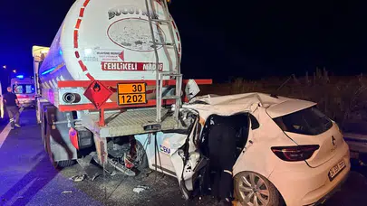 Adana'da otomobil park halindeki tankere çarptı: 2 yaralı!