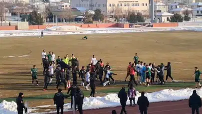 Erzincan'da saha savaş alanına döndü: Maç sonu tekme tokat kavga!