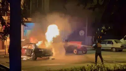 Bolu Göynük'te park halindeki otomobil yandı: Araç kullanılamaz hale geldi