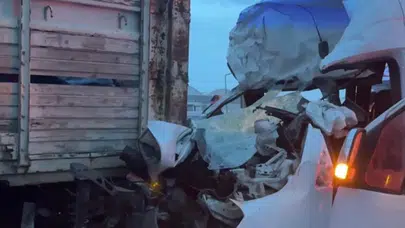 TEM Otoyolu'nda servis minibüsü ile kamyon çarpıştı: 7 kişi yaralandı