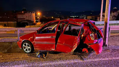 Manisa'da otomobil elektrik direğine çarptı: Sürücü yaralandı, eşi ve 5 yaşındaki oğlu yaşamını yitirdi