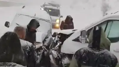 Hakkari'de kaza: Aşırı buzlanma yüzünden iki kamyonet çarpıştı!
