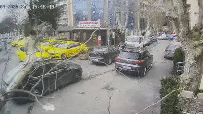 Sarıyer'de kuvvetli rüzgar nedeniyle çınar ağacı otomobilin üstüne devrildi