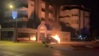 Antalya'da arızalanan otomobil itilerek çalıştırılmak istenince yandı
