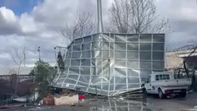 İzmir'de fırtına etkili oldu : 9 fabrika ve 5 konut hasar gördü