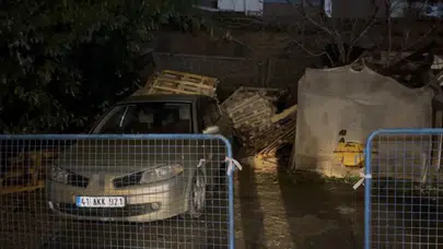 Sultanbeyli'de istinat duvarı, park halindeki aracın üzerine çöktü
