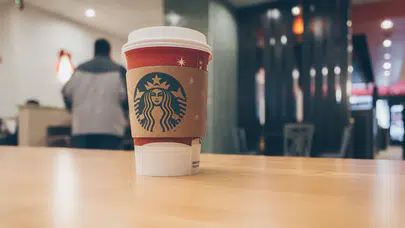 Starbucks’ın tedarik zinciri sırları deşifre oldu: 30 yıllık yazılım, yapay zeka hataları ve tonlarca israf