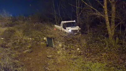 Bursa'da ilginç kaza: Demir bariyerler araçların üzerine düştü