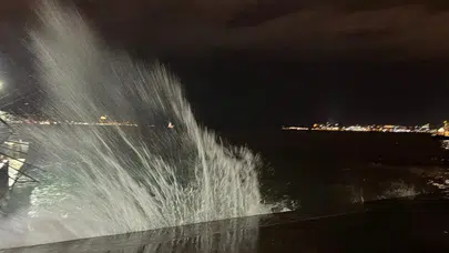 İstanbul'da lodos etkili oldu: Sahilde dev dalgalar oluştu