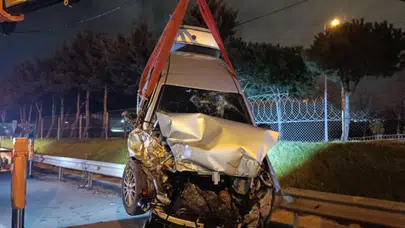 TEM Otoyolu'nda kamyonete çarpan otomobil hurdaya döndü: 2 yaralı