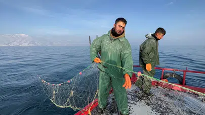 Van'da balıkçılar dondurucu soğukta ekmek parası için mücadele ediyor!