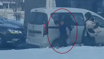 Diyarbakır'da bir vatandaş, trafik nedeniyle hastasını sırtında taşıdı