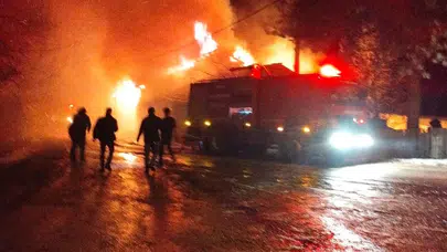 Bolu’da iki katlı ahşap ev alevlere teslim oldu: Dakikalar içinde küle döndü!