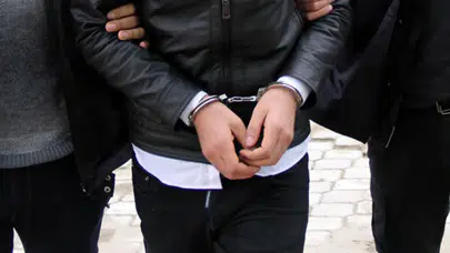 Kümesteki öksürük ele verdi : İzmir'de 44 yıl hapis cezası olan firari yakalandı
