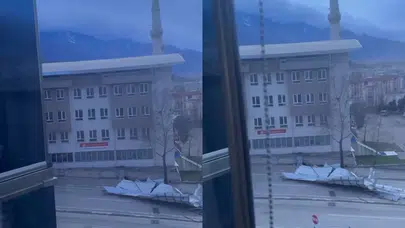 Bursa'da şiddetli rüzgar nedeniyle caminin çatısı uçtu, yol kapandı