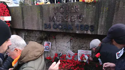 Gazeteci ve Yazar Uğur Mumcu, ölümünün 33'üncü yıl dönümünde evinin önünde anıldı
