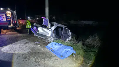 Manisa'da otomobil sürücüsü kontrolünü kaybetti, elektrik direğine çarptı