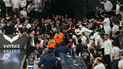 Beşiktaş - Fenerbahçe derbisine tribün olayları nedeniyle ara verildi