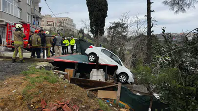 Sarıyer’de akılalmaz kaza: Vitesleri karıştırdı, kamelyanın üzerine uçtu!