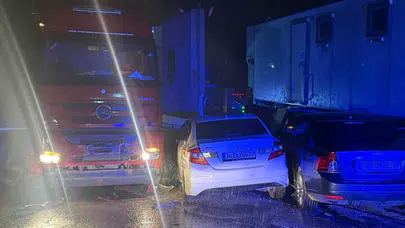 Hatay'da kontrolden çıkan tır 8 araca çarptı : Sürücü yaralandı