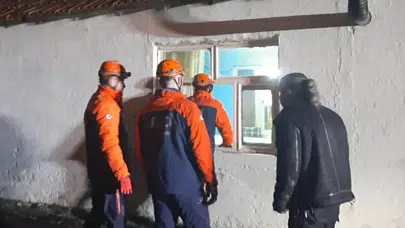 Edirne'de metruk bina çöktü: 1'i bebek 5 kişi mahsur kaldı