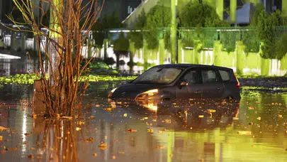 İzmir'de kuvvetli yağış ve fırtına çilesi: Sokaklar su altında kaldı