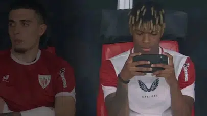 Takımı yenilirken yedek kulübesinde telefonundan oyun oynadı!
