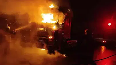 Şanlıurfa’da seyir halindeki tır alev alev yandı