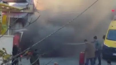 Beyoğlu'nda alev alev yanan araç küle döndü: Yangın markete sıçradı