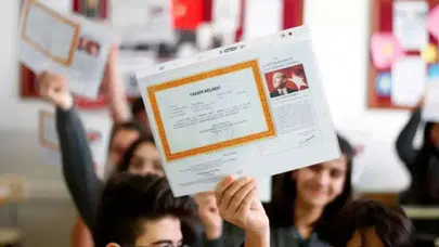 Okullarda karne heyecanı: 18 milyon öğrenci yarıyıl tatiline giriyor!