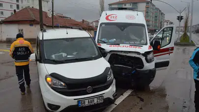 Aksaray’da ambulans ile ticari araç çarpıştı! 8 kişi yaralandı