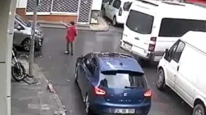 Bayrampaşa'da küçük çocuk ambulans için trafiği kesti! Alkışlanacak o anlar kamerada