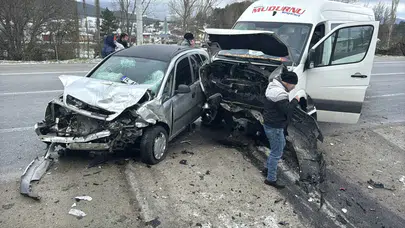 Bolu'da feci kaza! Minibüs ve otomobil çarpıştı: 1 ölü, 9 yaralı
