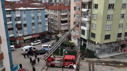 Karabük'te 5 katlı apartmanda yangın paniği: Mahsur kalan 8 kişi kurtarıldı