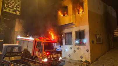 Aydın Kuşadası'nda yangın: Metruk bina alevlere teslim oldu