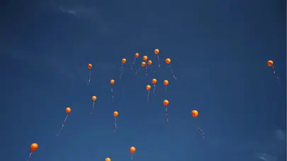 İzmir'de lösemi hastası olan Afra için gökyüzüne balon bırakıldı