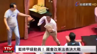 Tayvan'da milletvekili yasa tasarısını kaçırdı!