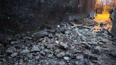 Fatih'te sağanak yağış nedeniyle istinat duvarı çöktü