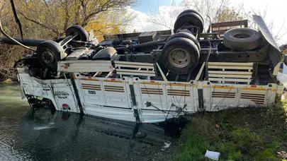 Osmaniye'de turp yüklü kamyon dereye devrildi: Sürücü araçta sıkıştı!